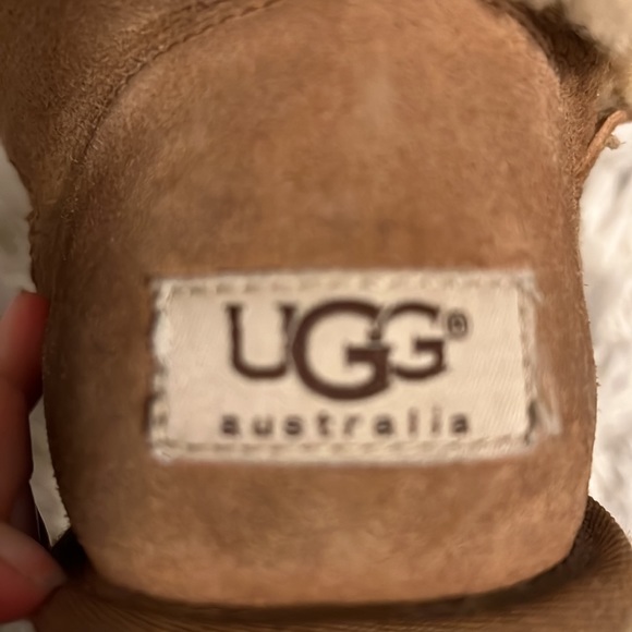 Ugg Chestnut fold over button boots- kids size 5 fits 6.5-7.5 - Picture 3 of 3